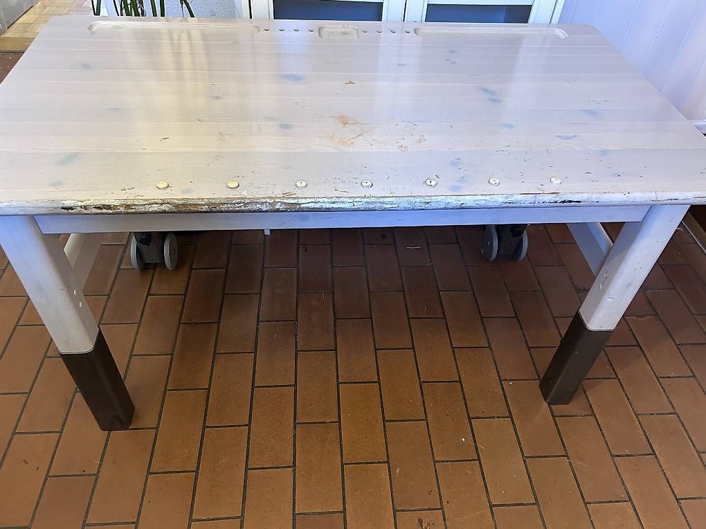 Schreibtische: Gratis Kinderschreibtisch – Gebraucht aus Zürich von Jeannine81