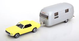 Ford Mustang Coupé 1967 gelb mit Wohnwagen Airstream