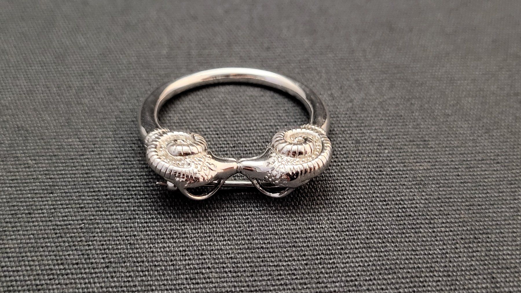 Anhänger: Silber-Anhänger/-Brosche mit Widder-Köpfen – Gebraucht aus Basel von spinne02 3