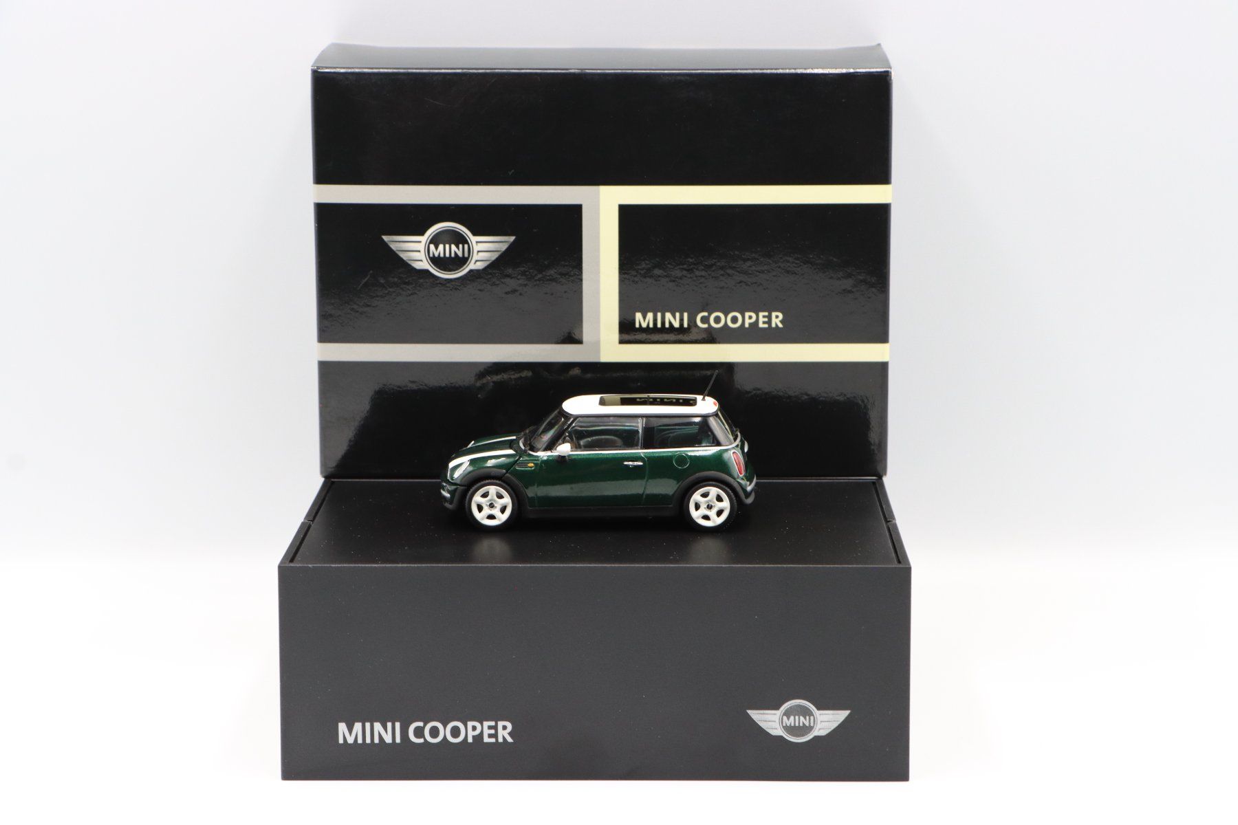 Modellini d'auto: Mini Cooper 2001 1:43 Minichamps – Nuovo e nell'imballaggio originale da Bühl b.Aarberg venduto da modelldiecast