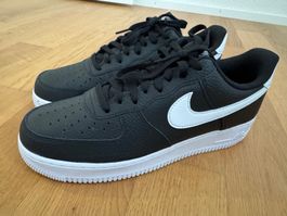 Nike Air Force 1 niedrig '07 schwarz weiß genarbtes Leder