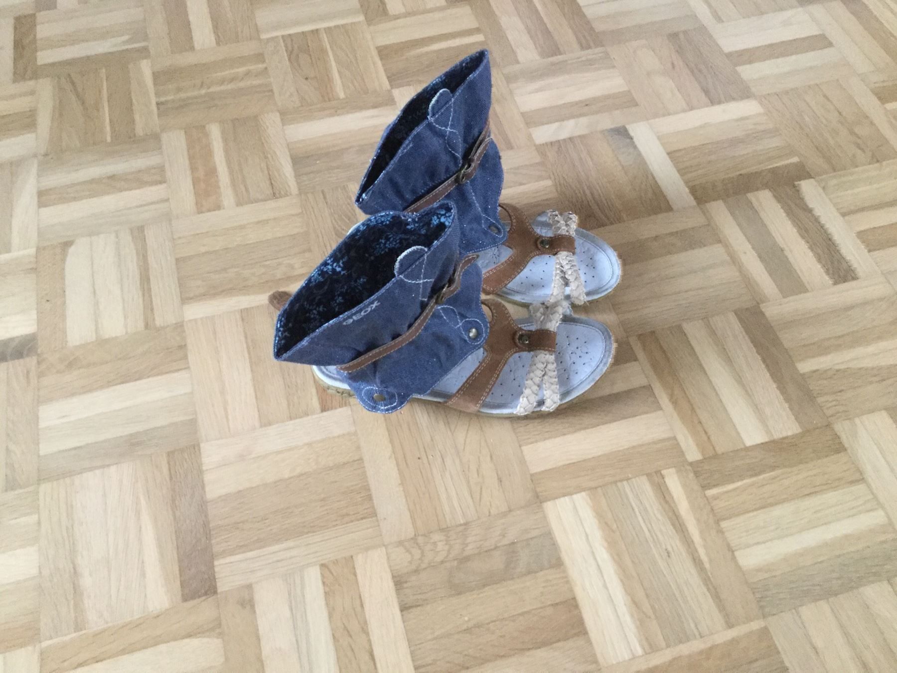 Geox Chaussures filles: Lässige Sandalen mit Jeans-Stoff – D'occasion à Horw par Benny017 1