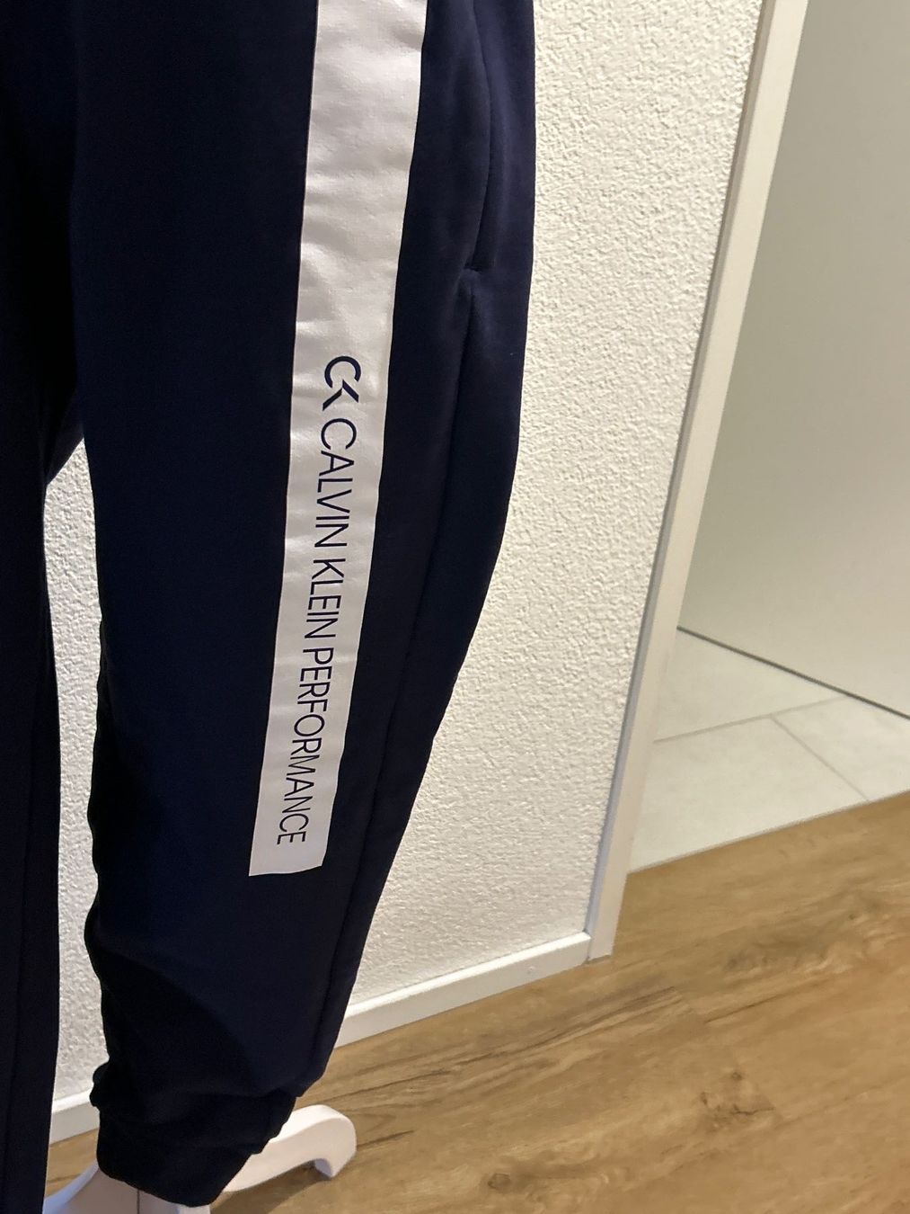 Calvin Klein Pantaloni: Calvin Klein Performance Jogginghose dunkelblau Gr. M – Nuovo (secondo la descrizione) da Brunnen venduto da Nala2929 4