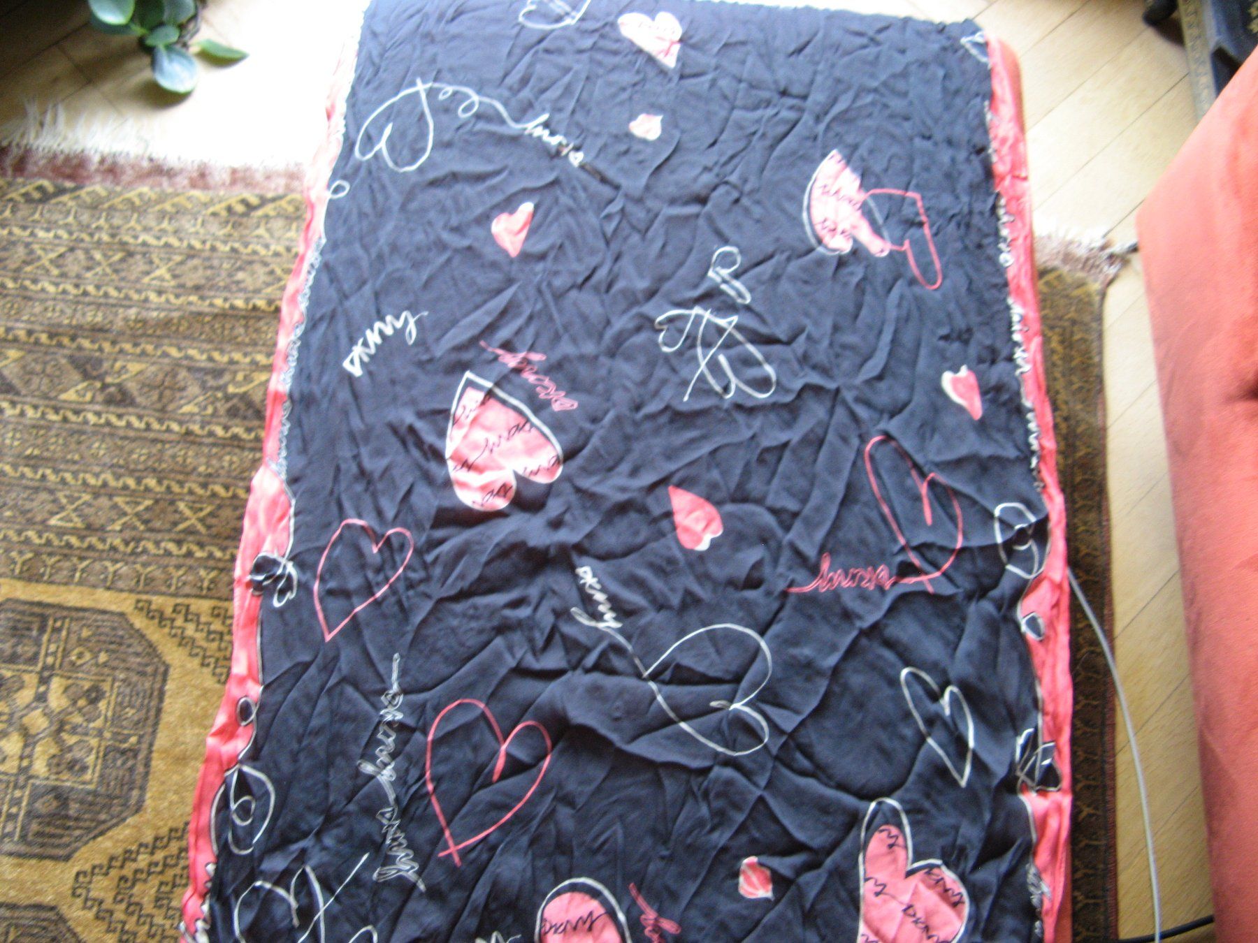 DKNY Foulard & Sciarpe: Seidenfoulard DKNY mit Herzen – Usato da Zürich venduto da apil 4