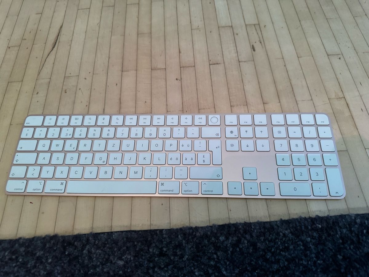 Apple Tastiere: Apple Magic Keyboard mit Touch ID und Ziffernblock – Usato da Adliswil venduto da Busys 1