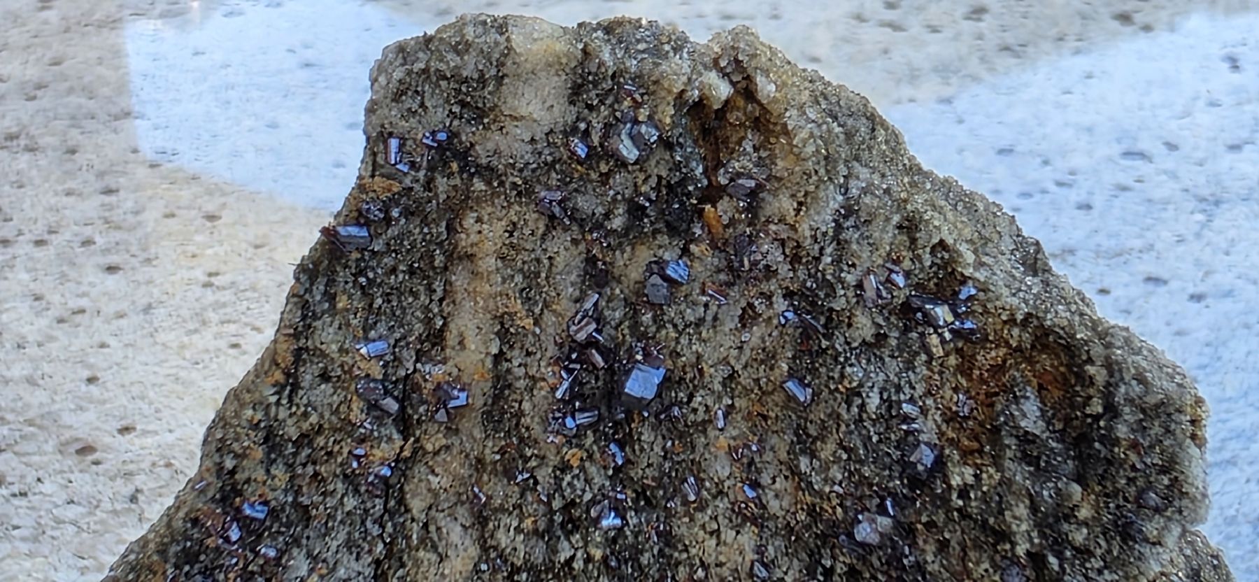 Minéraux & Lithothérapie: Monazit 3mm Rarität Binntal mit hochglänzendem Rutil – D'occasion à Glis par nbu_65ys 6