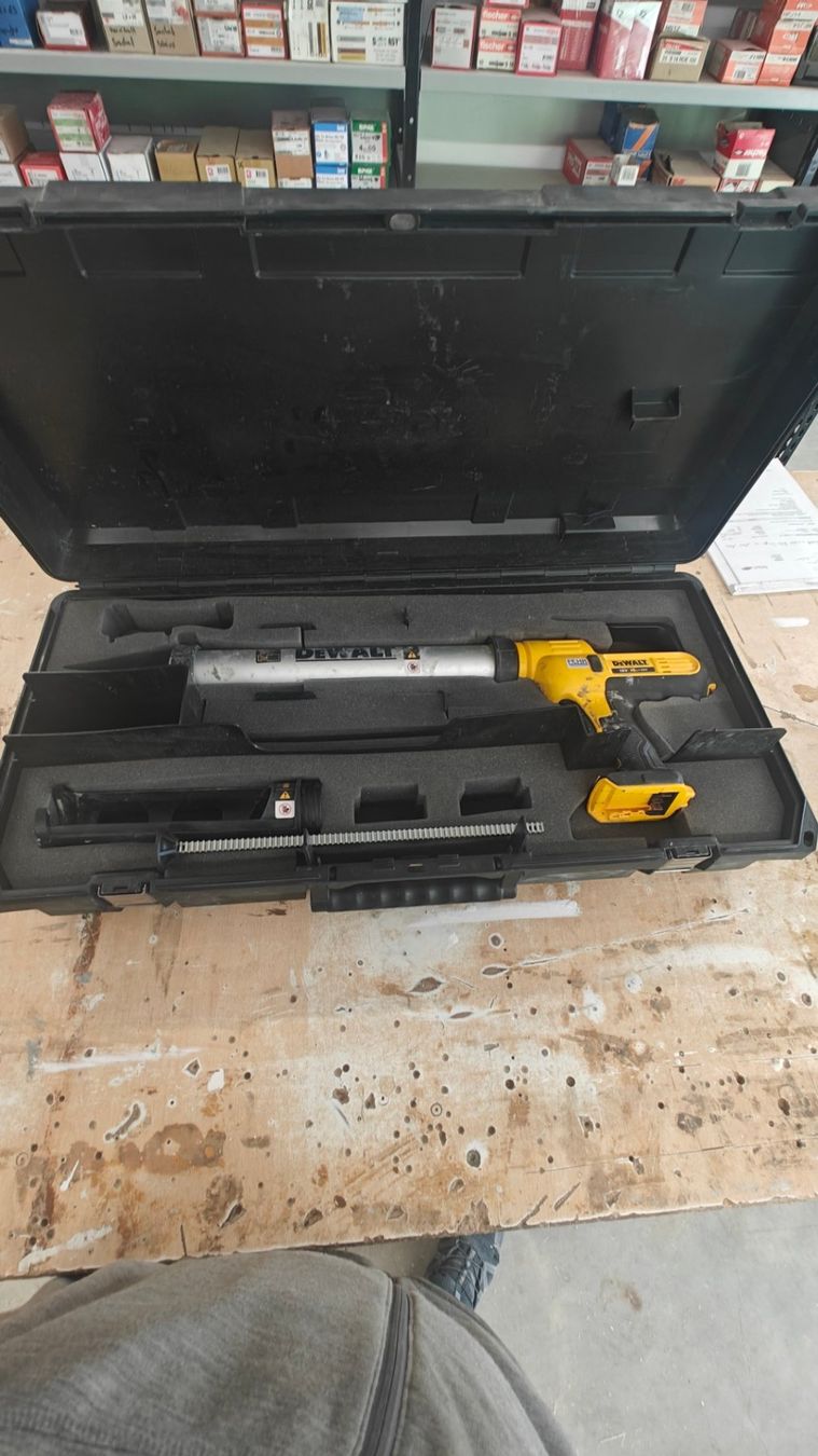 Dewalt Tutti gli attrezzi: Dewallt Akku-Kartuschenpresse DCE580 18v – Usato da Waldkirch venduto da Jerom77 1