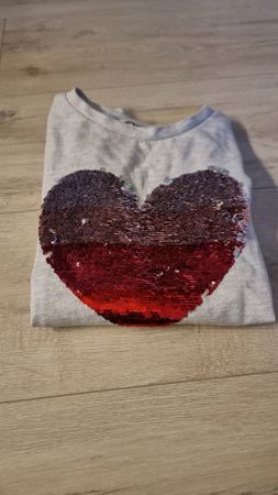 Mädchenpulli mit Glitzerherz Gr. 134
