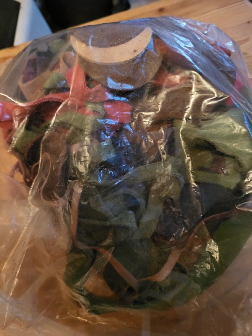 Tessuti: Grosser Sack mit Fell- und Lederresten, ca. 6 kg – Usato da Guggisberg venduto da Aegertenlehn 3