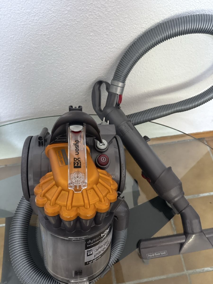 Dyson Staubsauger & Zubehör: Aspirateur Dyson DC22  – Gebraucht aus Soyhières von Jura22 1