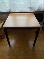 Schöner Quadratischer Tisch (Mit Kabelaufbewahrungskanal)