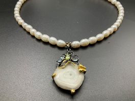 Attraktives Perlencollier mit Quarz-Anhänger