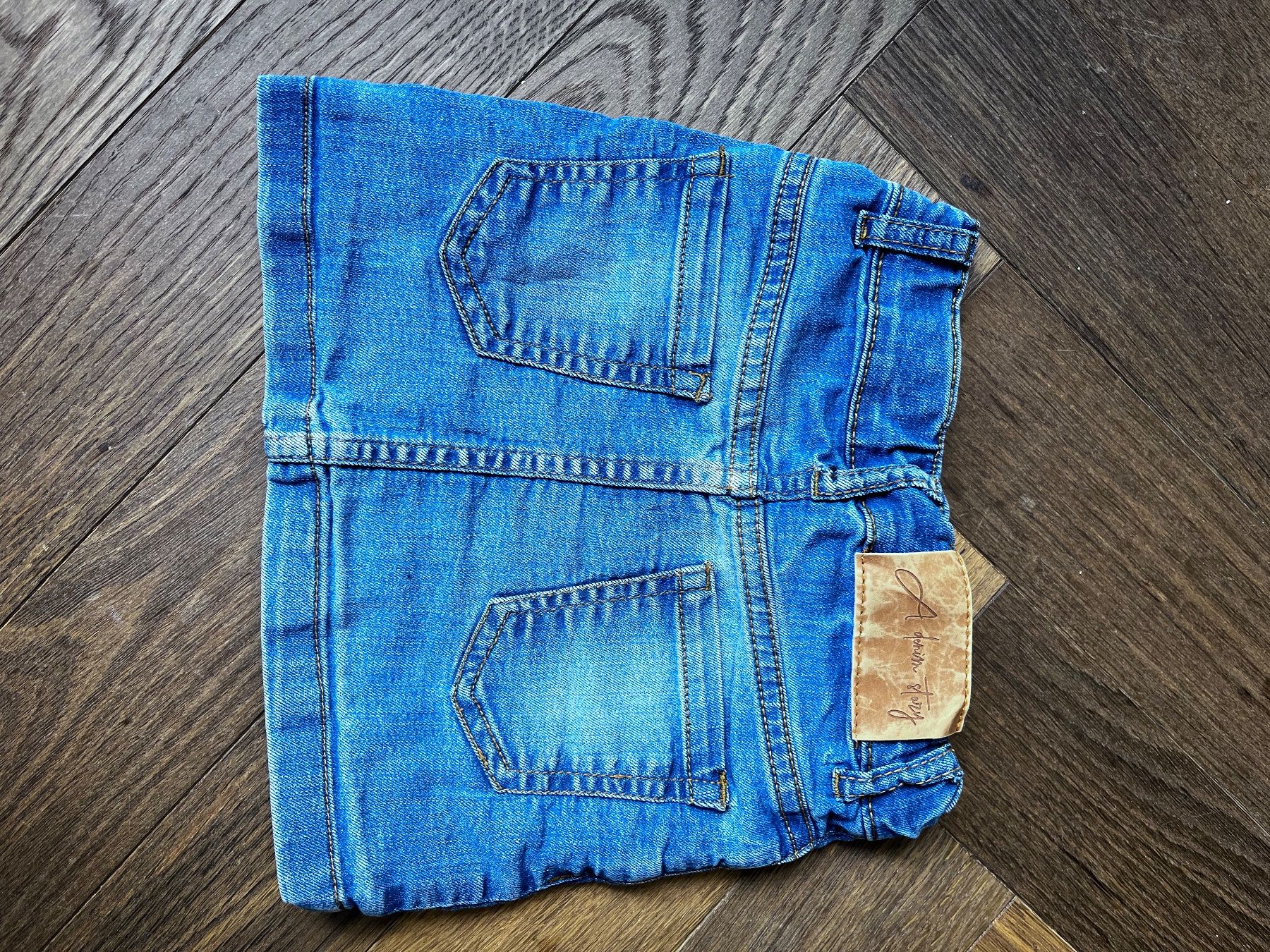 Vestiti & Gonne: A denim story Rock – Usato da Zürich venduto da Danielan0 1