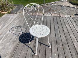 Alter französischer weisser Metall Gartenstuhl