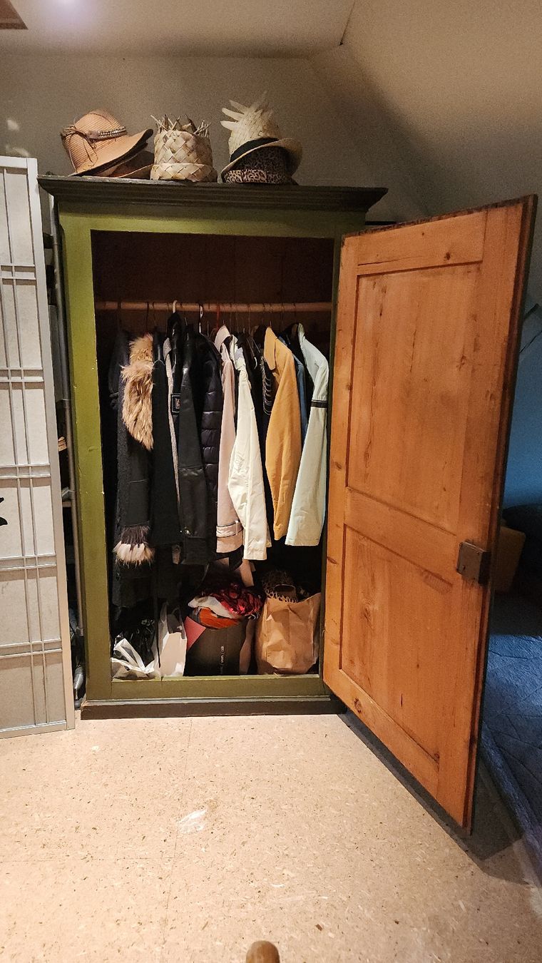Schränke: Handbemalter Holzschrank Bauernmalerei – Gebraucht aus St. Gallen von kitecruiser 2