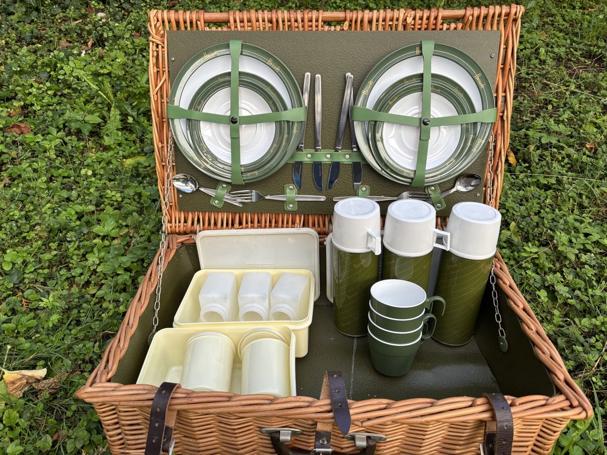 Geschirrsets: Picknickkorb – Neu (gemäss Beschreibung) aus Zürich von Blumen027 1