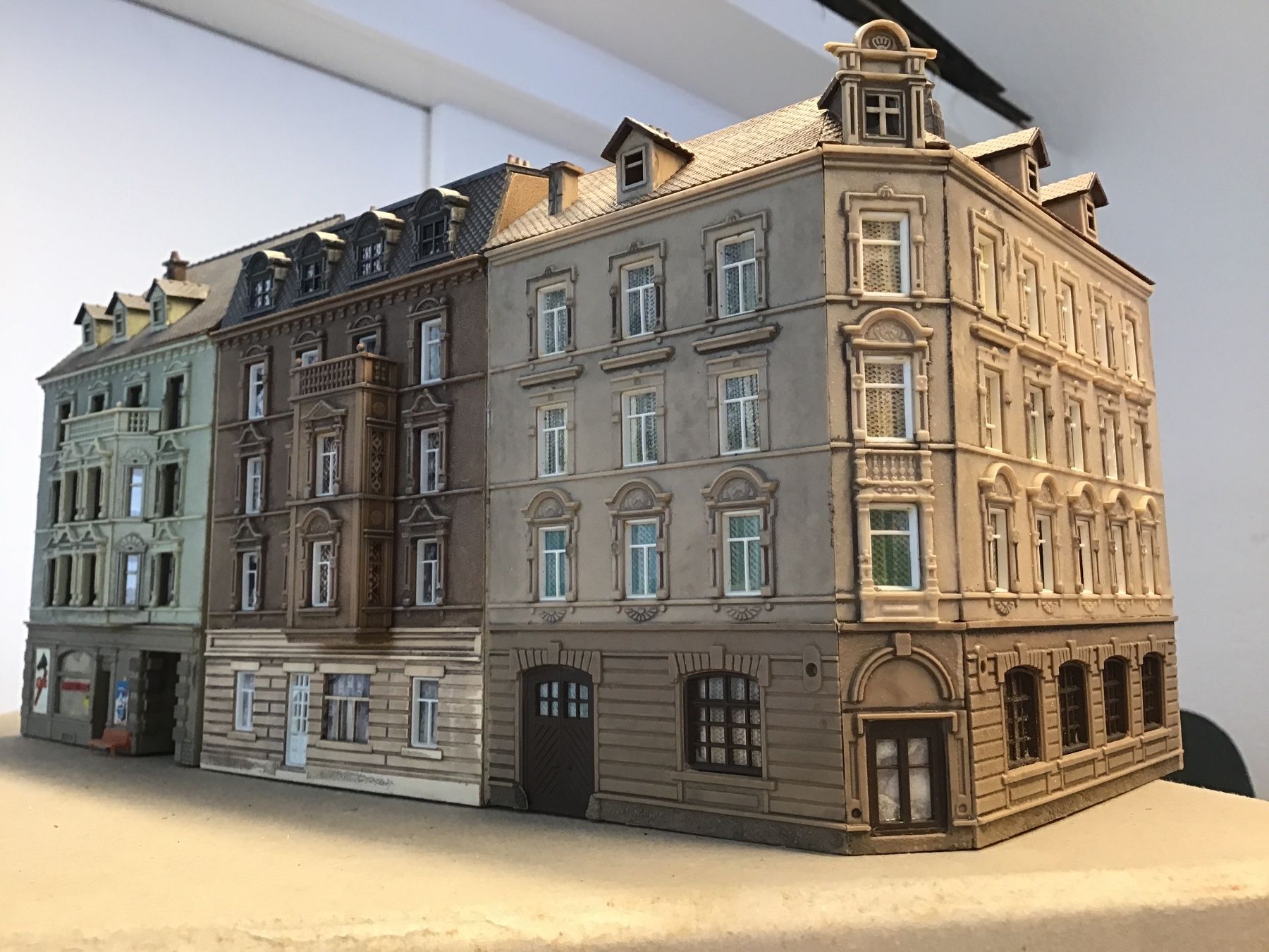 Modellini di ferrovie: Modellbahnhäuserzeile, Spur N,GESUPERT – Usato da Männedorf venduto da Spezial-Modelle