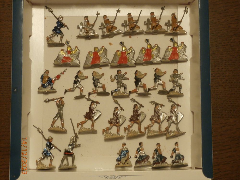 Plats d'étain - Zinnfiguren : 12 cavaliers Prussiens de Frédéric II