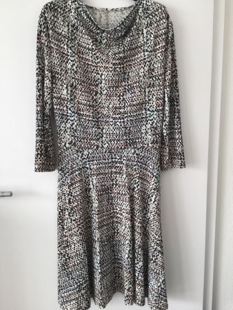 KLEID MEHRFARBIG MIT FRÖHLICHEM MUSTER GR. S