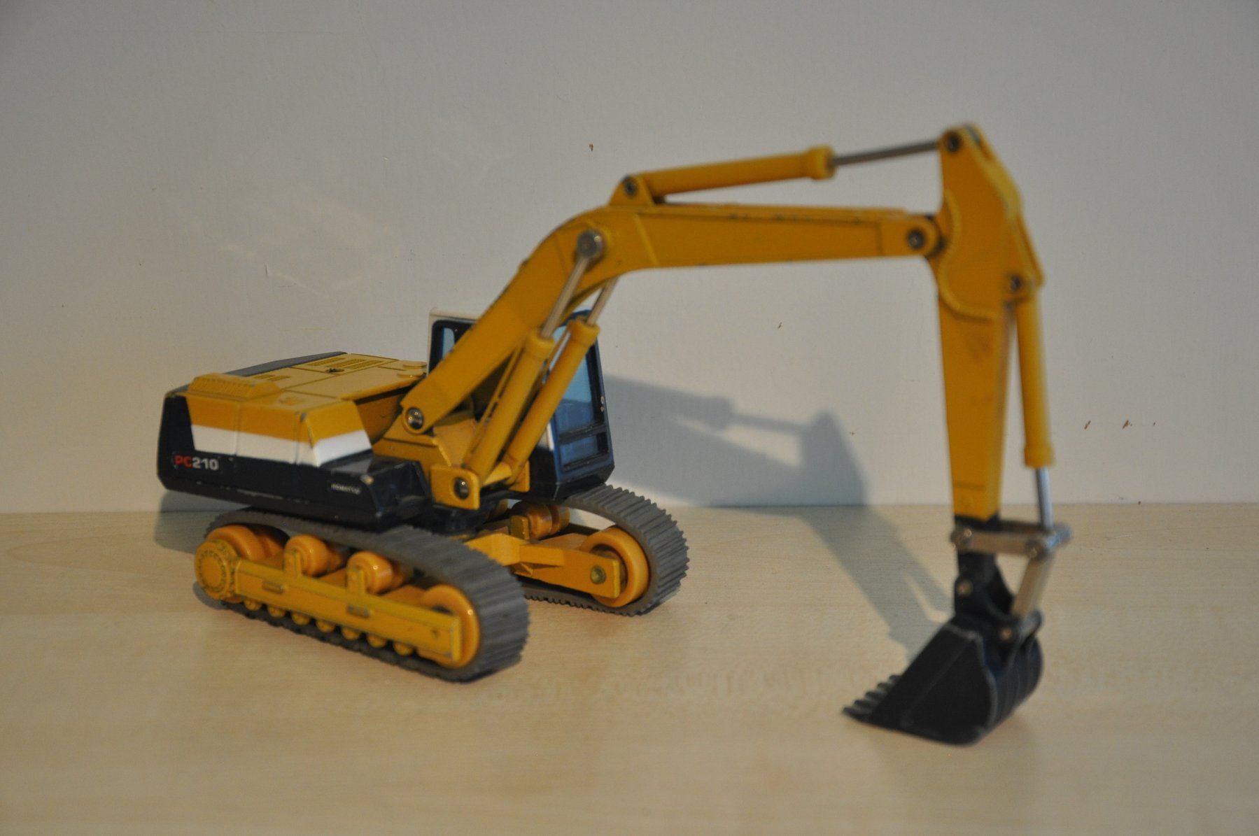 Komatsu Kit di modellismo & Modellini statici: KOMATSU PC 210-5 Raupenbagger – Difettoso da Mitlödi venduto da worker04 3