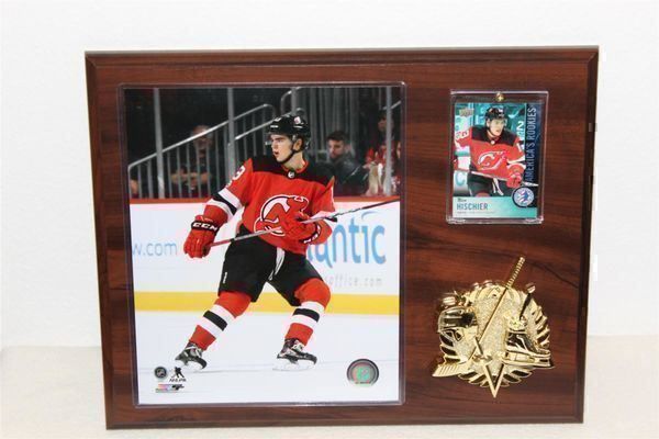 NHL Carte collezionabili: NHL  Nico Hischier New Jersey Devils – Nuovo e nell'imballaggio originale da Reinach BL venduto da RetroGamesSportsMore