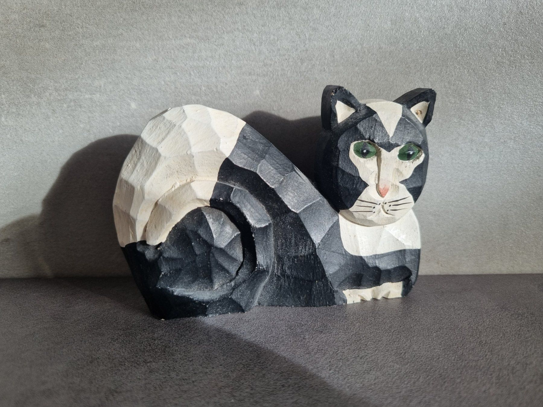 Statuette: Holz-Katze, handgeschnitzt, signiert James Haddon – Usato da Lenzburg venduto da freedomky