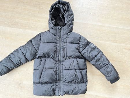 Schwarze Daunenjacke von Zara Gr. 122