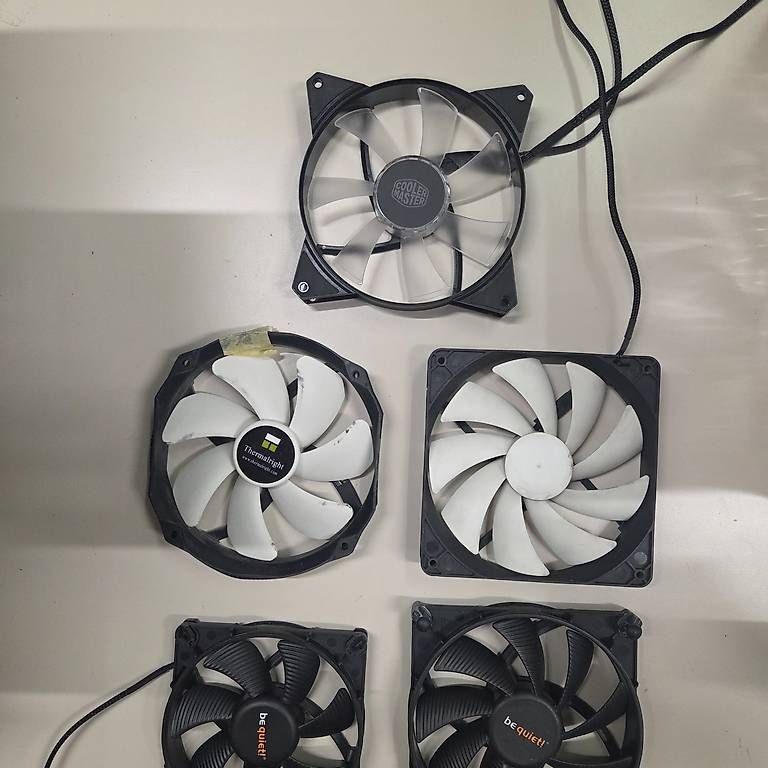 Componenti elettronici: PC-Lüfter-Bundle: be quiet, Thermaltake, Cooler Master uvm – Usato da Zürich venduto da thorringor 1