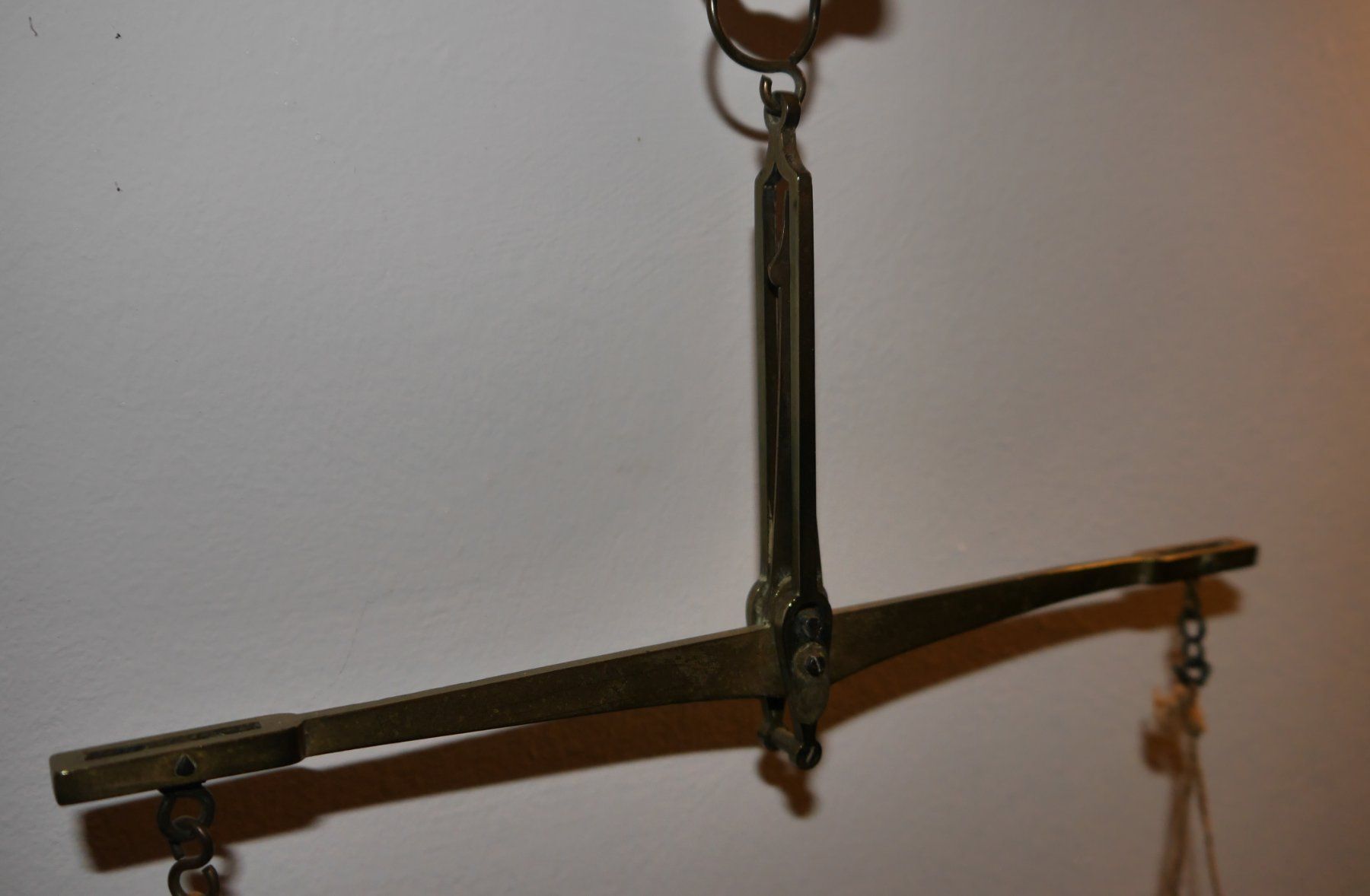 Waagen und Gewichte: Antike Handwaage mit Hornschalen – Gebraucht aus Riein von Trolleytroll 1