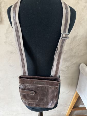 Sac bandoulière Mandarina Duck en cuir marron automnal.