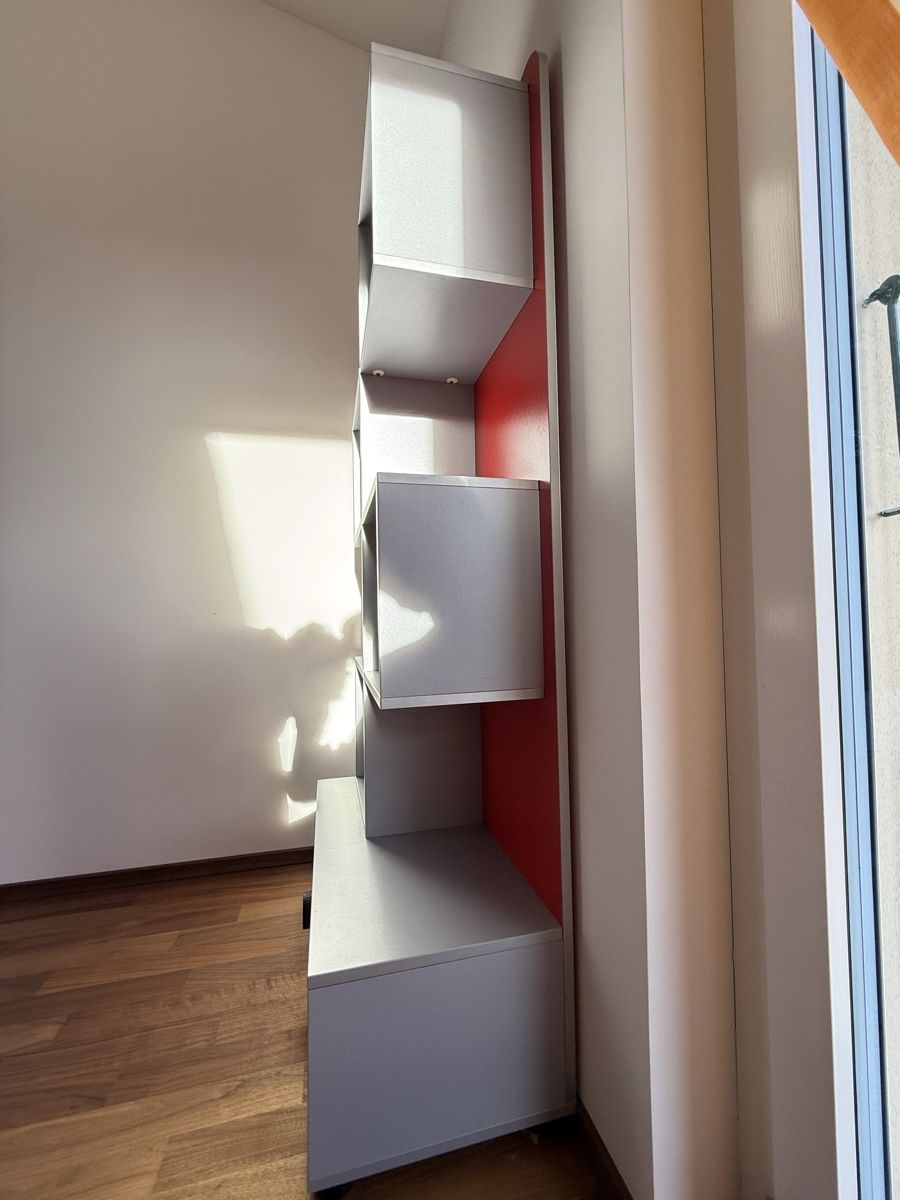 Pfister Regale: Kinderregal rot grau mit Schublade – Gebraucht aus Muri b. Bern von sab_2gz7 2