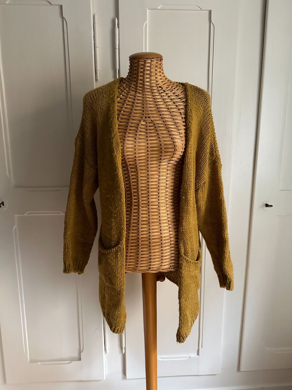 Giacche: Strickjacke curryfarben M – Usato da Zürich venduto da Diazaio
