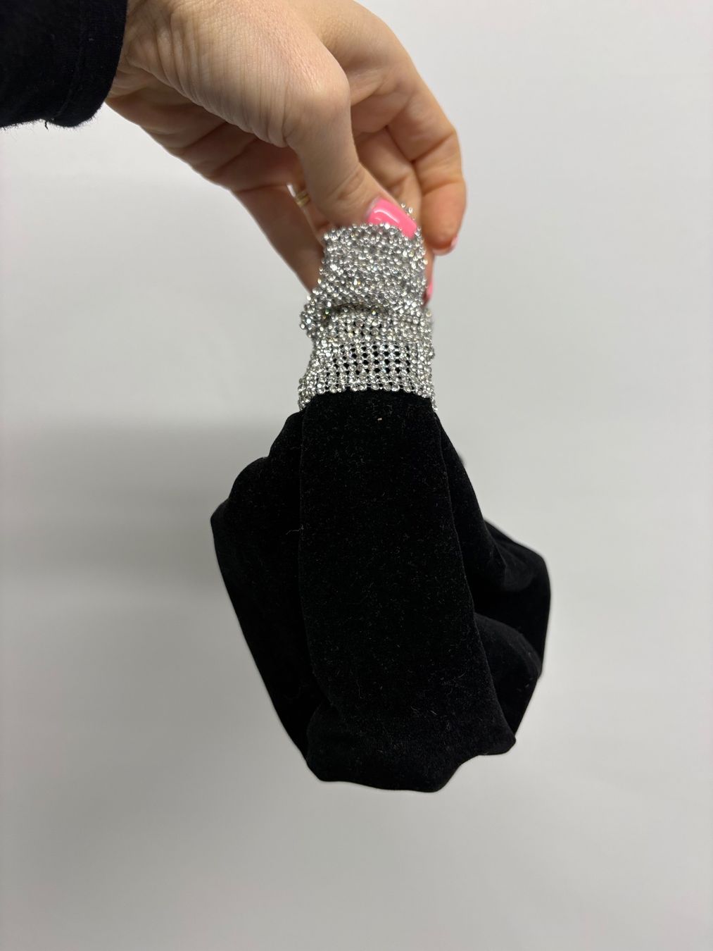 Borse da donna: Schwarze Samt Tasche mit Strass Minibag – Nuovo (secondo la descrizione) da Regensdorf venduto da secondchancefashion 2