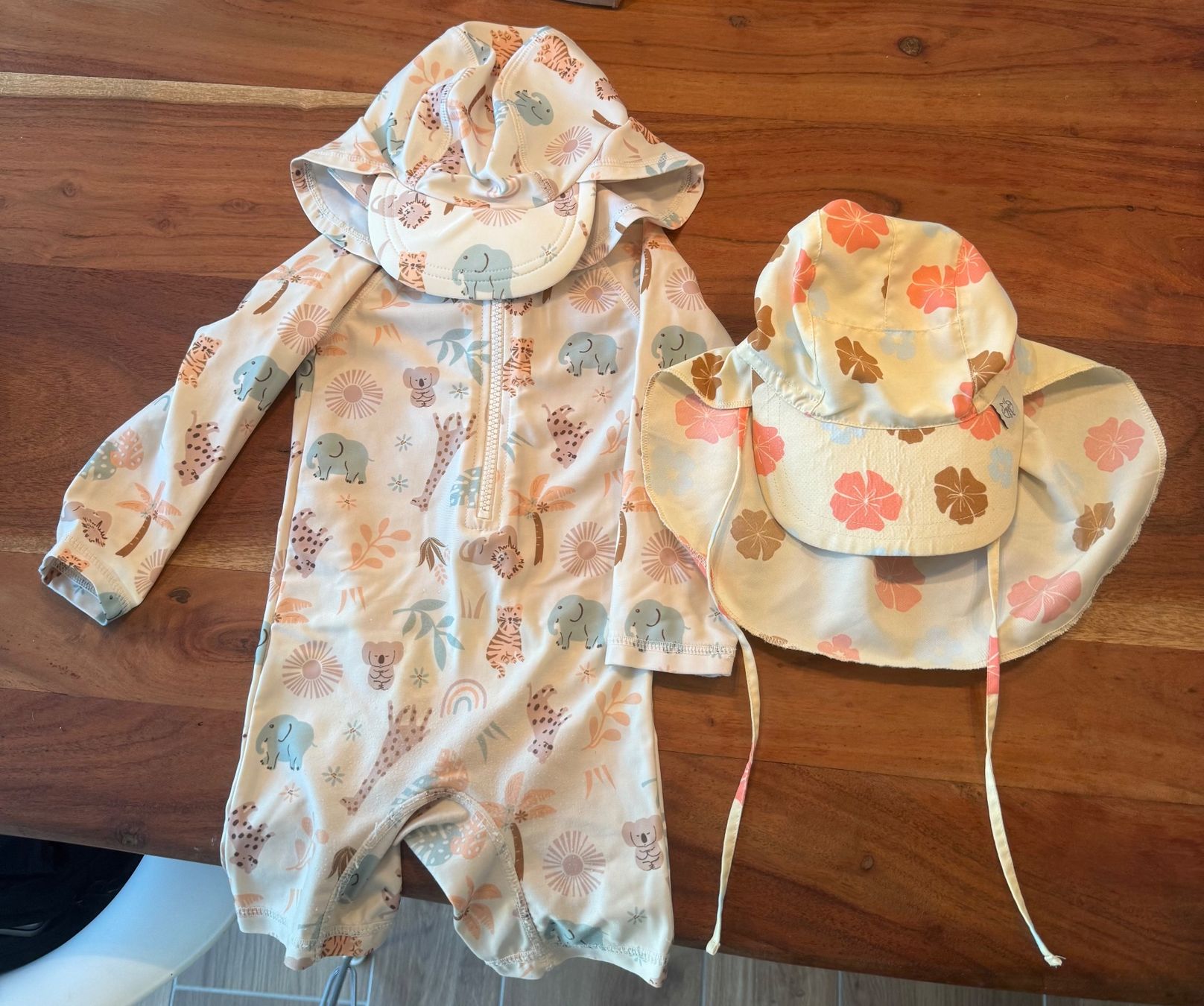 Costumi da bagno: Set - Badeanzug Kinder mit Hut – Usato da Zürich venduto da EL1992