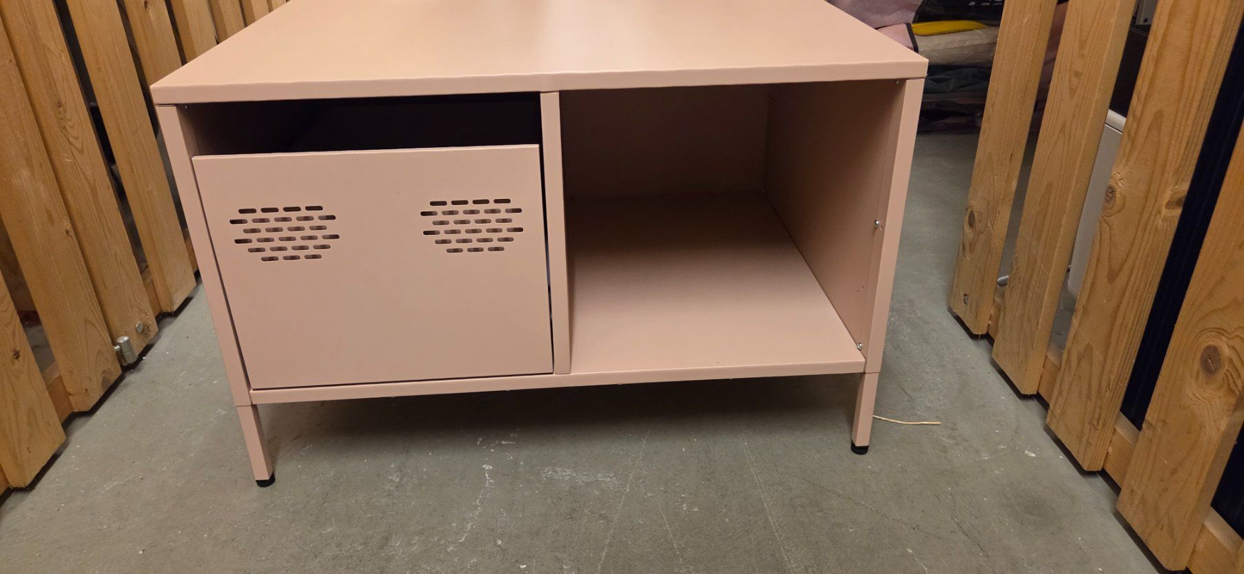Tavoli: Table basse rose en fer – Usato da Renens VD venduto da Kyotaro 1