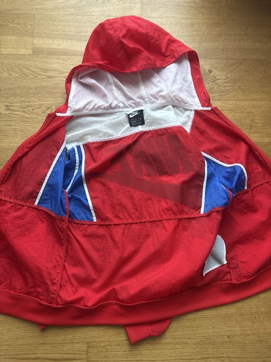 Nike Giacche: Nike Windbreaker, Kindergrösse 147 - 158cm – Usato da Maienfeld venduto da jar_n9qt 3