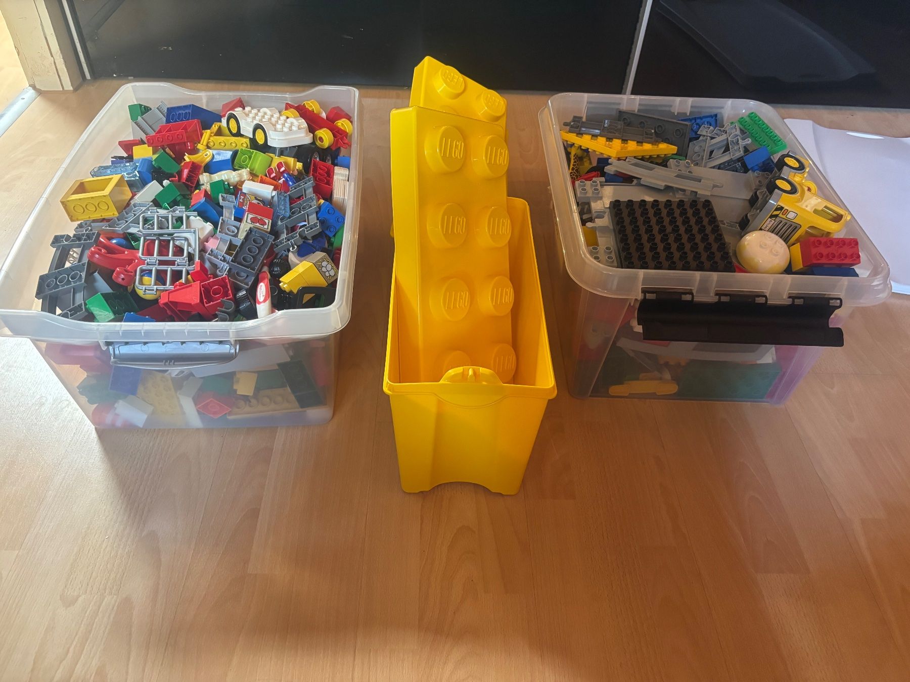 Lego Spielzeuge: LEGO Konvolut mit 2 Kisten und Behältern – Gebraucht aus Meyriez von Patrickeasy87