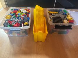 LEGO Konvolut mit 2 Kisten und Behältern