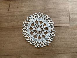 Altes Spitzendeckchen weiss rund handgearbeitet