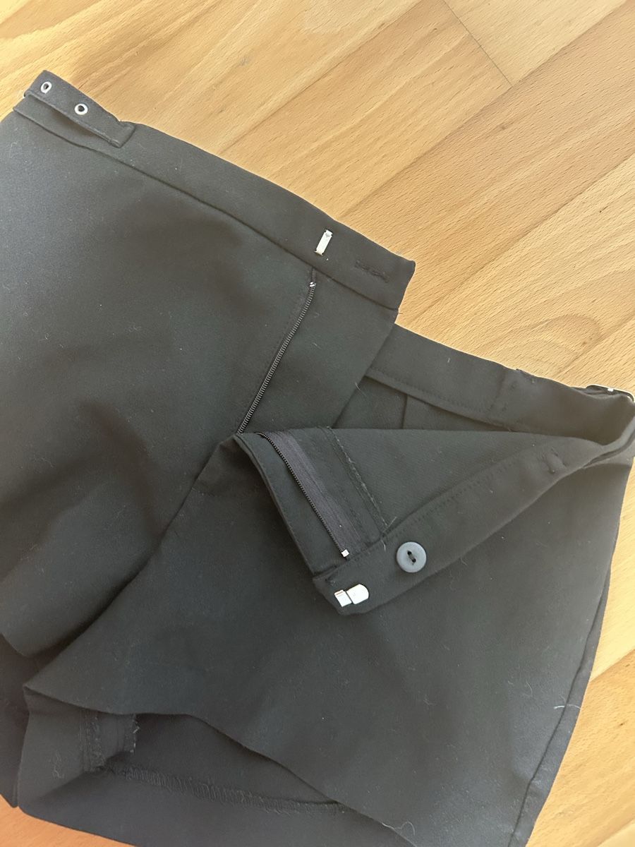 Pull&Bear Pantaloni: Schwarze Shorts mit Gürtel – Nuovo (secondo la descrizione) da Aesch BL venduto da noe_xz5r 3