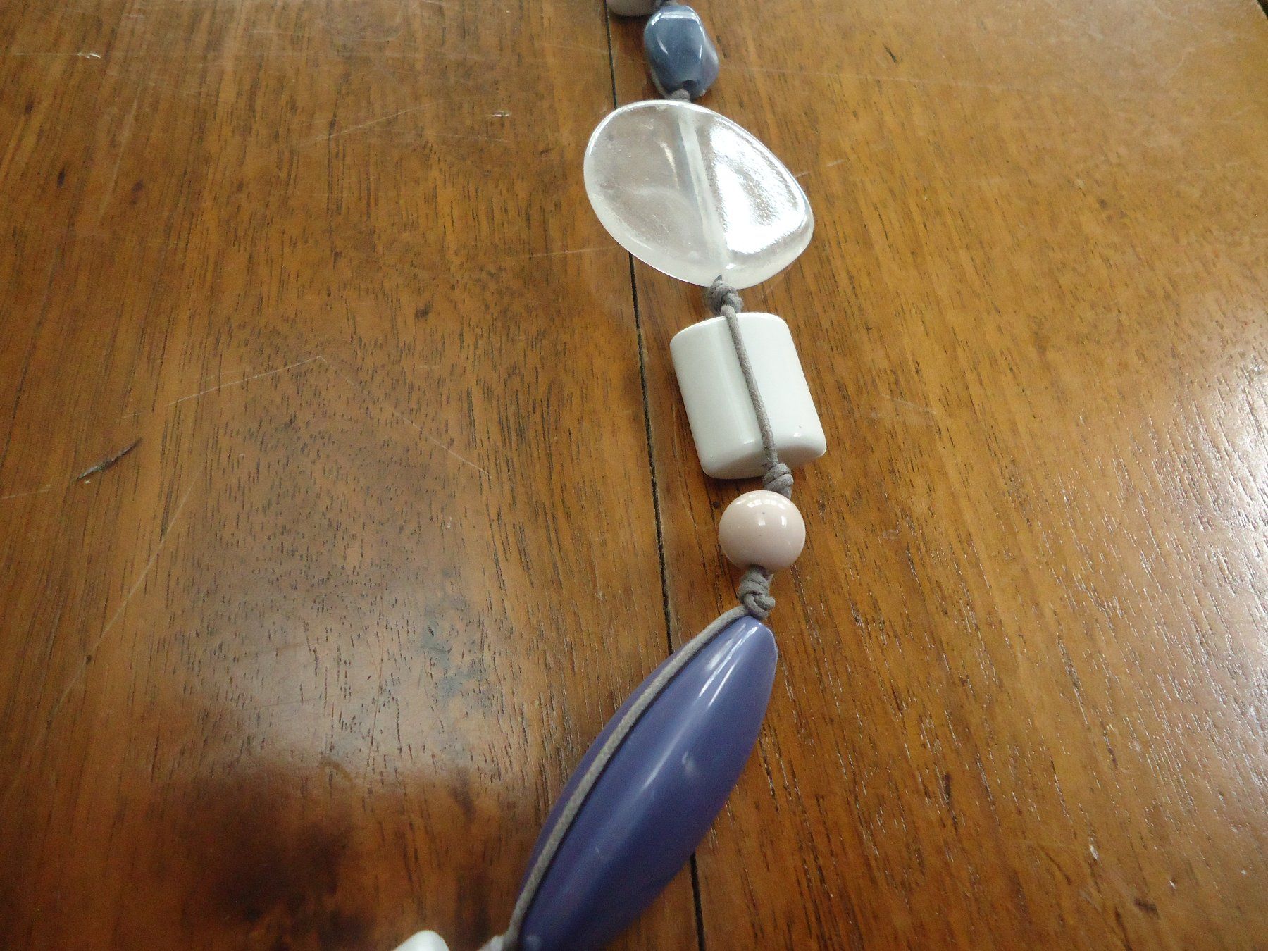 Ketten: Long collier en résine et fil de coton – Gebraucht aus Vessy von mafabe 1