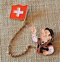 K898 - Pin Fahne Senn Fahnenschwinger in Tracht Schweiz