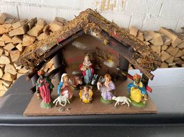 Weihnachtskrippe mit Figuren