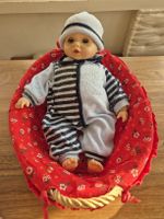 Poupée 'bébé' avec habits et accessoires, couffin/corbeille