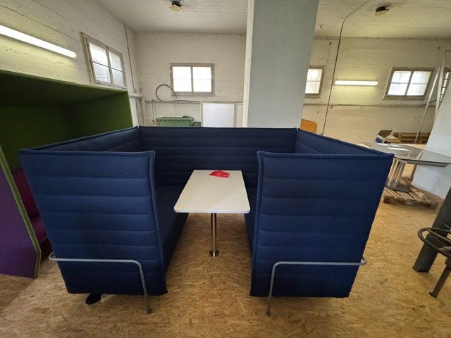 Vitra Divani: Vitra Alcove Cabin Highback mit Tisch – Usato da Zollikofen venduto da OberliAG