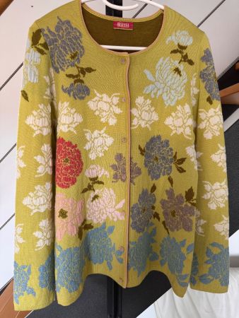 Strickjacke OLEANA Blumenmuster Grösse M 25%Seide 75%Merino
