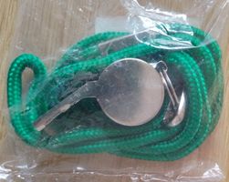 Thrillerpfeife Sportpfeife mit Kordel neu grün 5 x 2 x 1,8cm