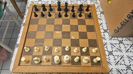 Scacchiera/tavola a mulino in legno con pedine e scacchi