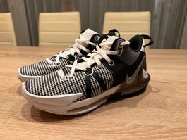 Nike LeBron Witness VII – Grösse 44.5 – wie neu
