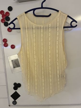 Débardeur dentelle jaune pastel taille S état neuf